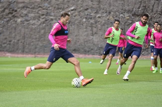 Entrenamiento de la UD Las Palmas en Barranco ...