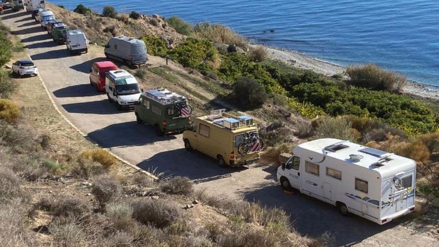 Autocaravanas en la antigua N-340 en Maro.