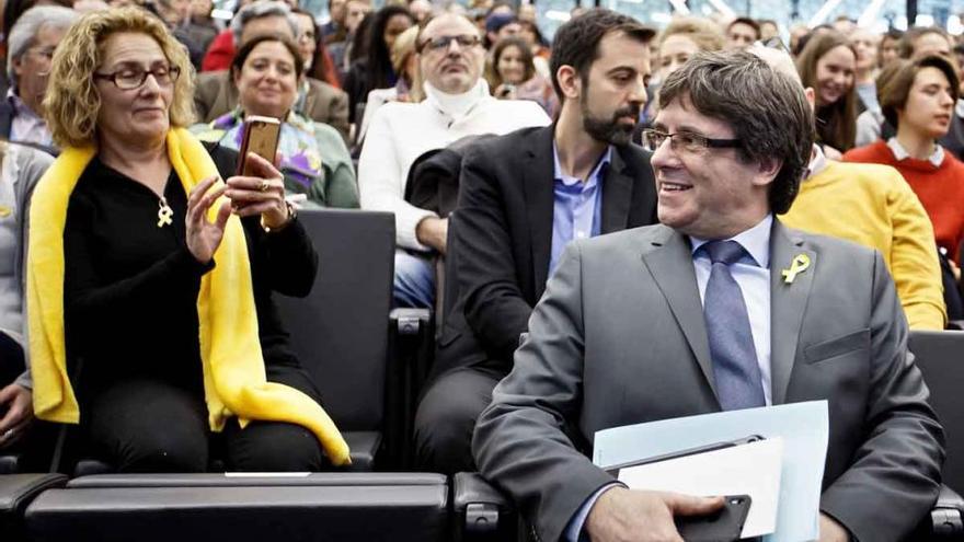 Varias personas contrarias a la independencia increpan a Puigdemont en Ginebra