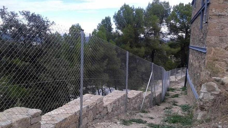 Un mur i una tanca perimetral han completat l&#039;actuació al vessant oest del turó de Castellet