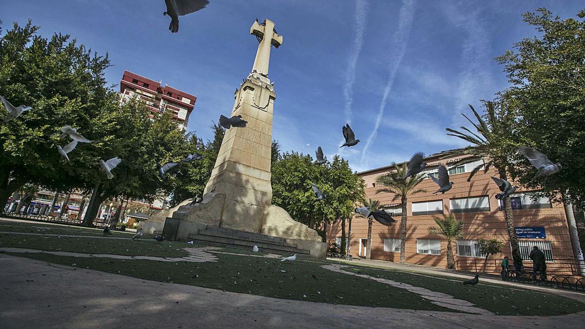 La Cruz de los Caídos en el paseo Germanías, en Elche, que el Ayuntamiento debe retirar.  | ANTONIO AMORÓS