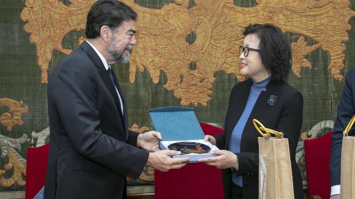 El gobierno de Barcala ha recibido a las autoridades chinas en el Ayuntamiento de Alicante