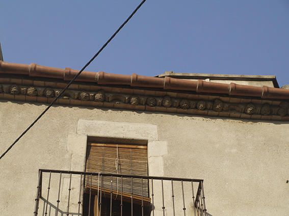 Nius. Quan arriba la primavera les orenetes migren a les nostres terres i no paren de treballar. A la foto queda ben palès el treball fet fins que tornen a marxar, nius i nius que esperaran la seva tornada.