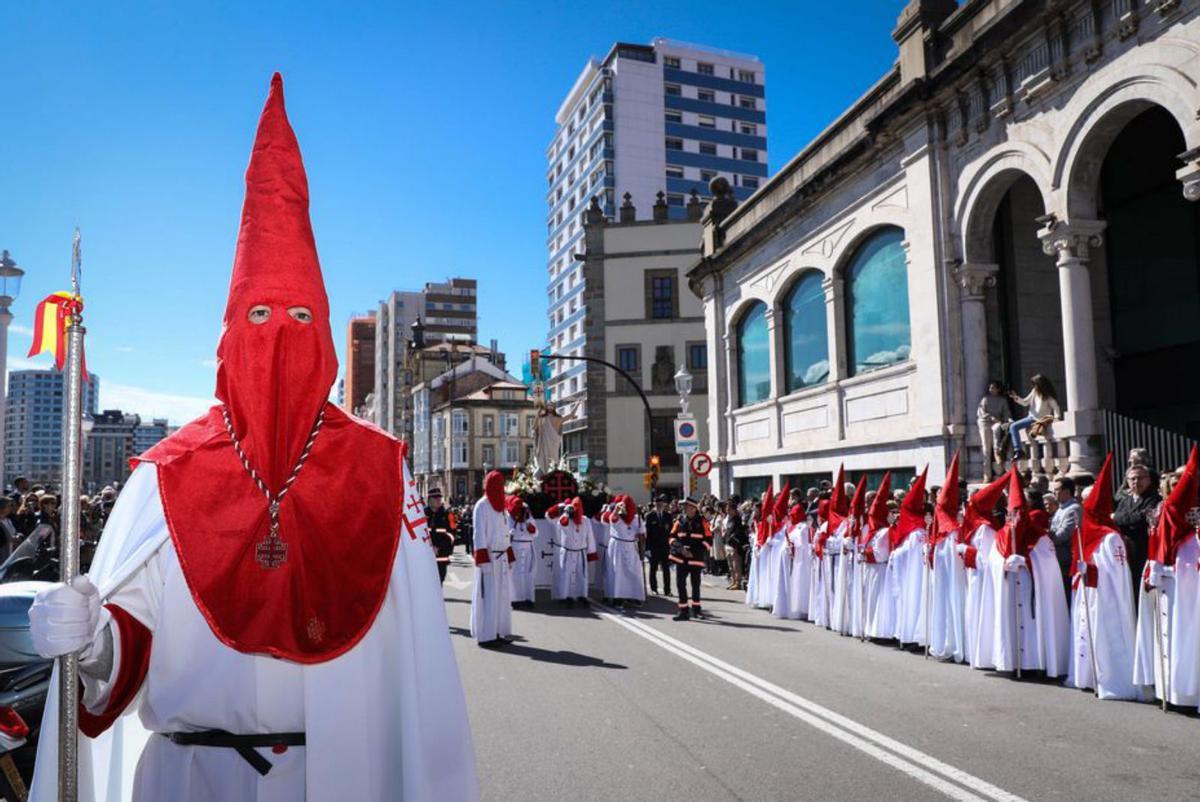Cofrades en una procesión de Semana Santa. | Juan Plaza
