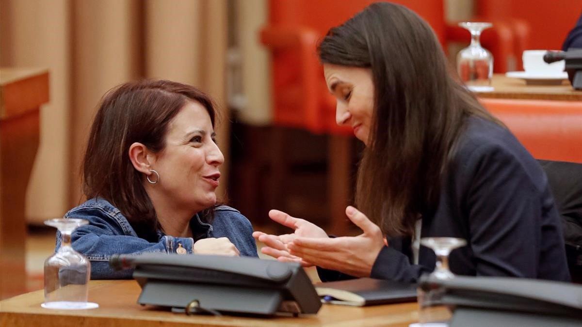 Las diputadas de PSOE y Podemos Adriana Lastra e Irene Montero durante la reunión de la Diputación Permanente.