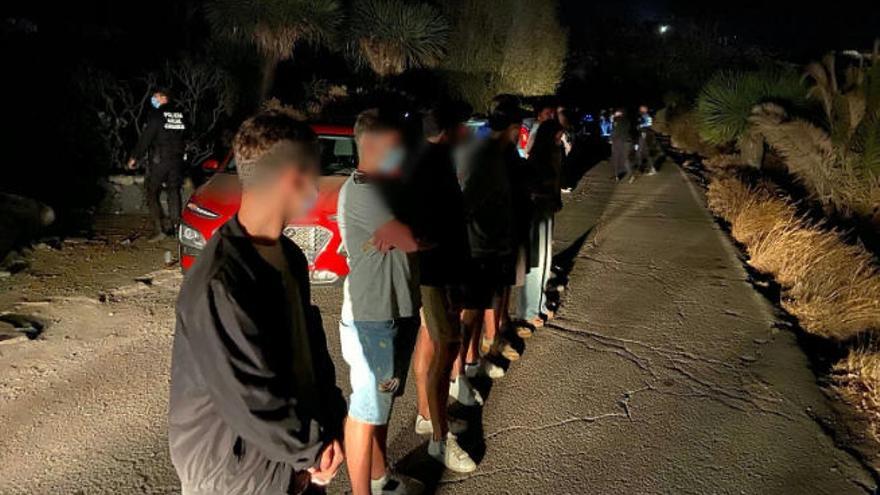 La Policía Local de Santa Cruz de Tenerife identifica a unos jóvenes que hacían botellón.
