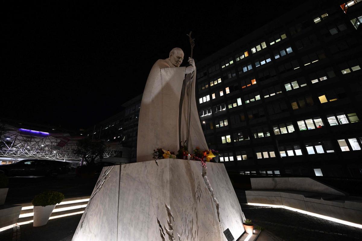 El papa Francisco, hospitalizado por una infección respiratoria. El Pontífice necesitará algunos días para recuperarse.