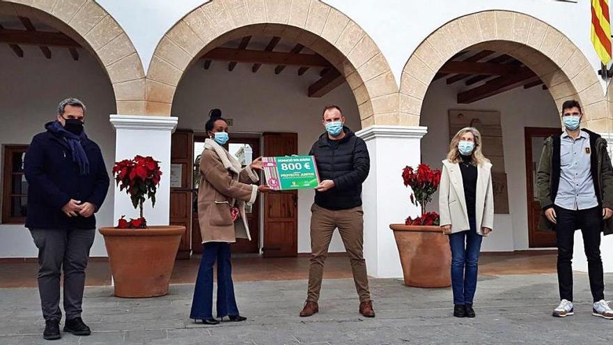 Semere Lea entrega el cheque solidario a Carlos Ramón, de Proyecto Juntos.