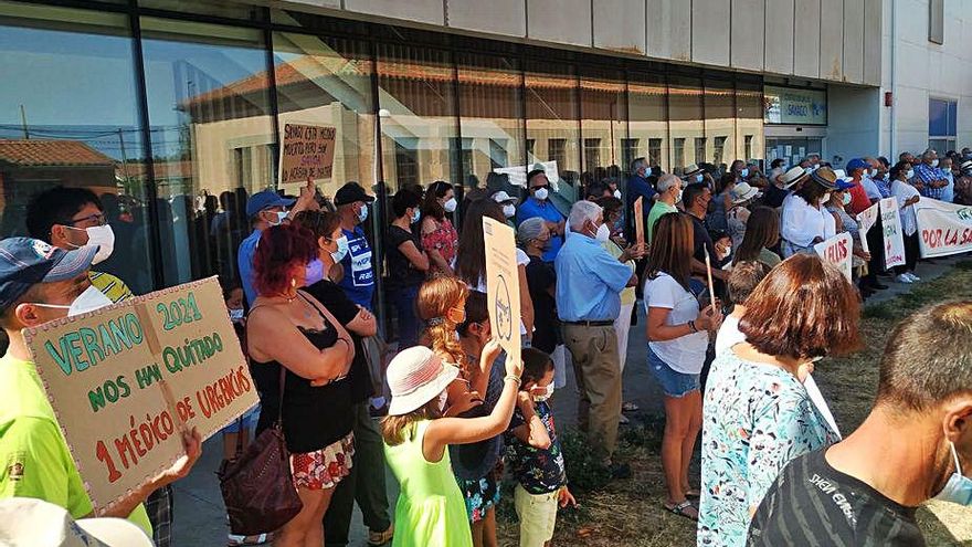 Concentración a las puertas del Centro de Salud. | Cedida