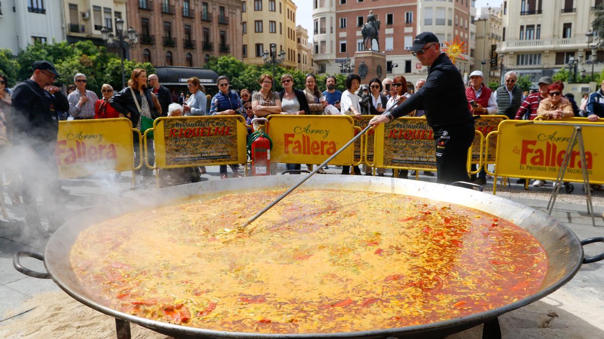 Alicante promociona su imagen en Córdoba con un arroz gigante