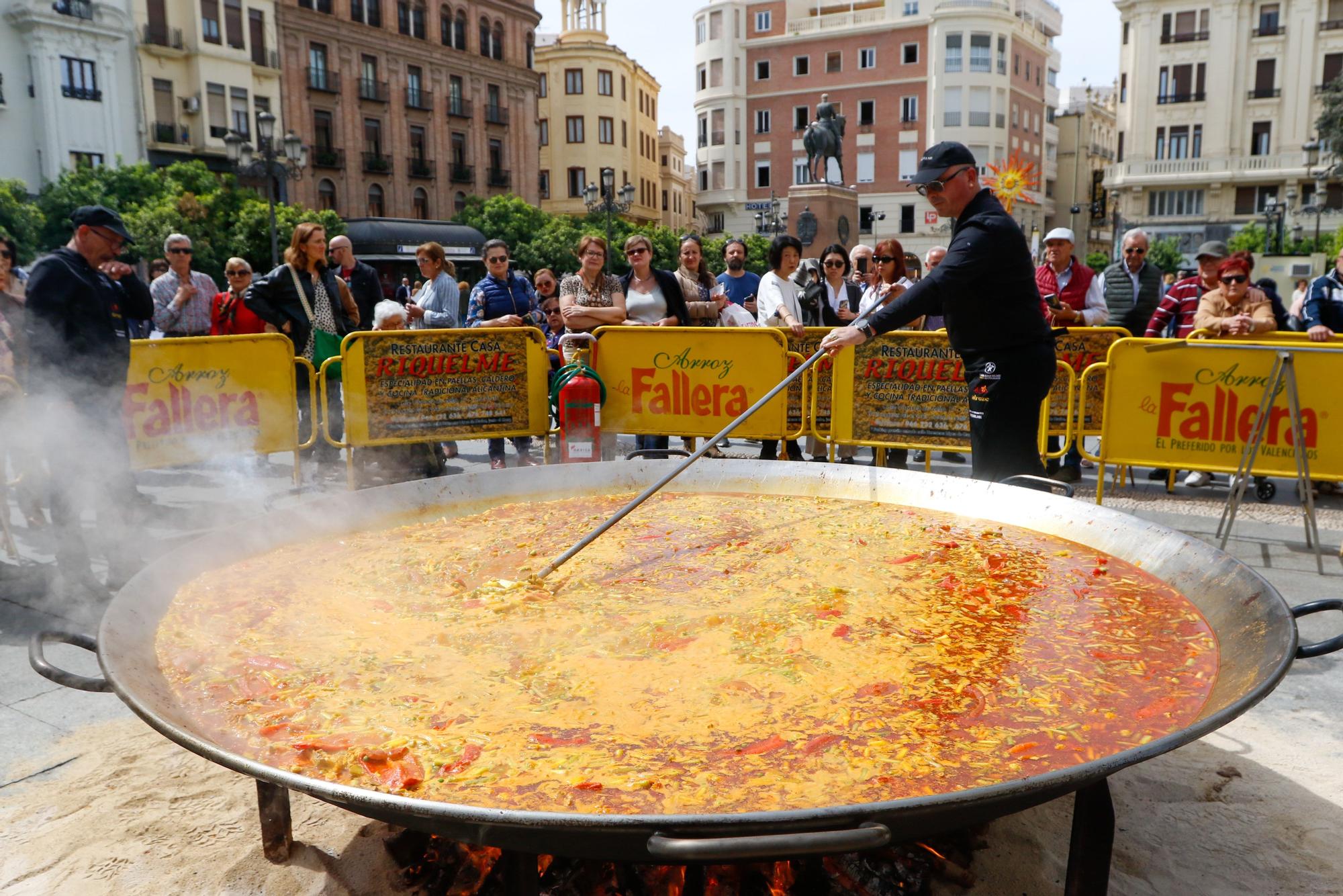 Alicante promociona su imagen en Córdoba con un arroz gigante