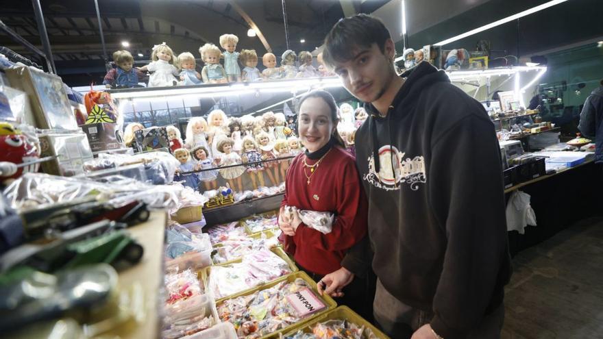 Lucía Vázquez y Enol Sanz, en su stand con muñecas. | LUISMA MURIAS