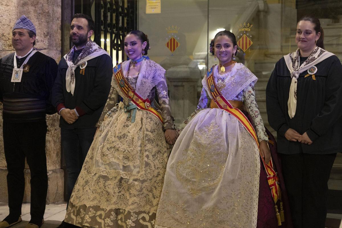 Las falleras mayores en la Nit d'albaes.