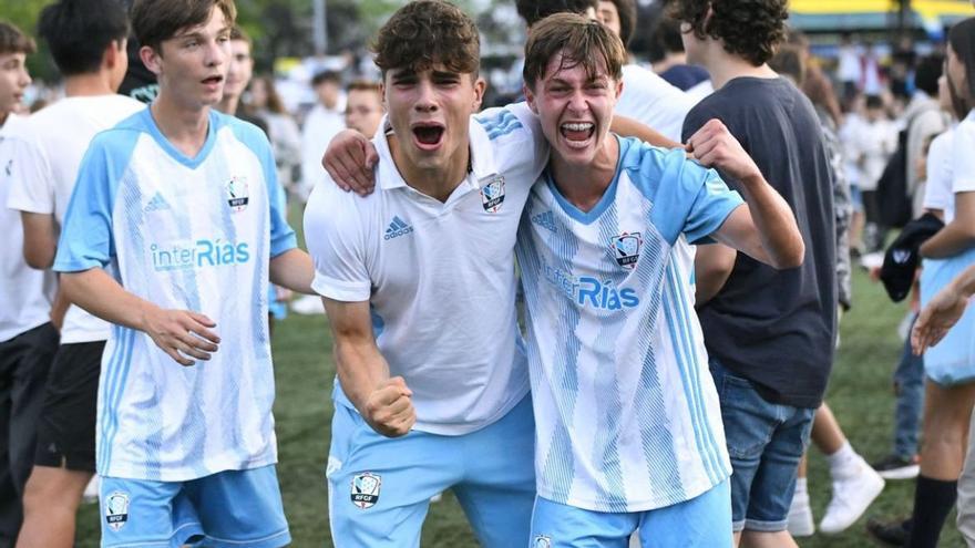 Óscar Marcos, a la izquierda, celebrando el título de campeón de España en Pontevedra.