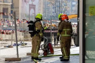 Intervención de los bomberos en la plaza San Miguel de Zaragoza.