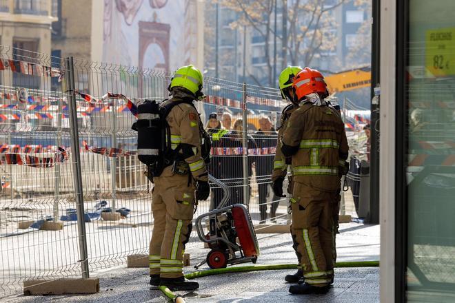 Intervención de los bomberos en la plaza San Miguel de Zaragoza.