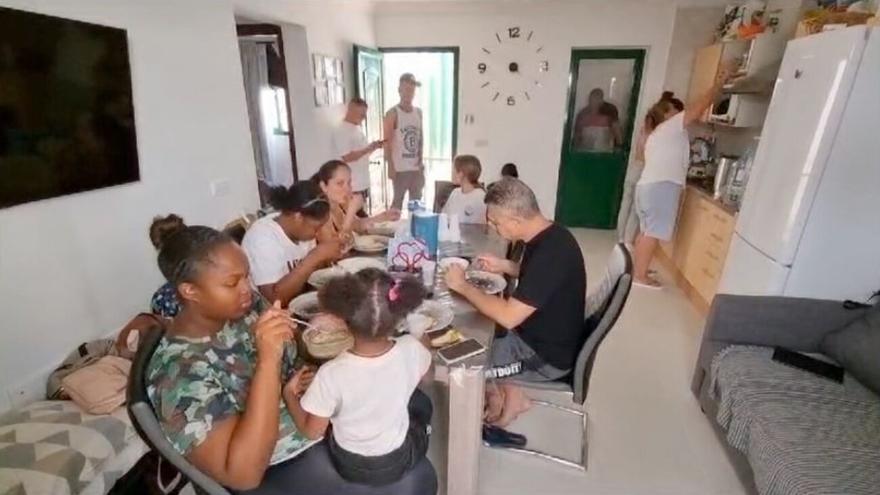 Cinco de las familias okupas desalojadas en Playa Blanca (Yaiza) comparten vivienda