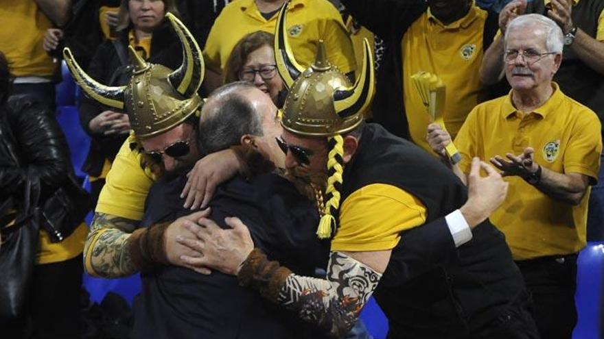 Vidorreta abraza a aficionados canaristas tras ganar al Valencia en la primera vuelta.