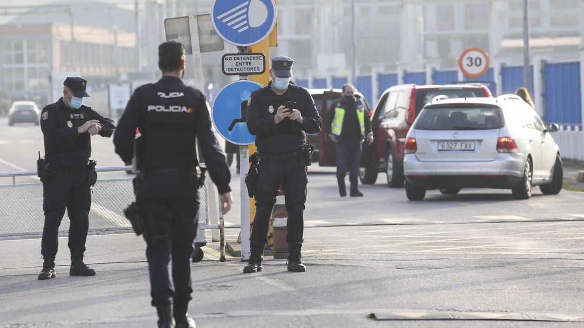 Varios agentes de la Policía Nacional, a la puerta de Alu Ibérica.