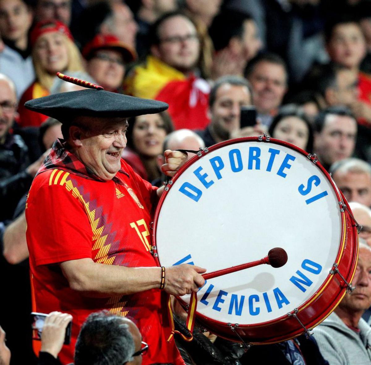 El futbol espanyol acomiada Manolo i el seu bombo El futbol espanyol acomiada Manolo i el seu bombo