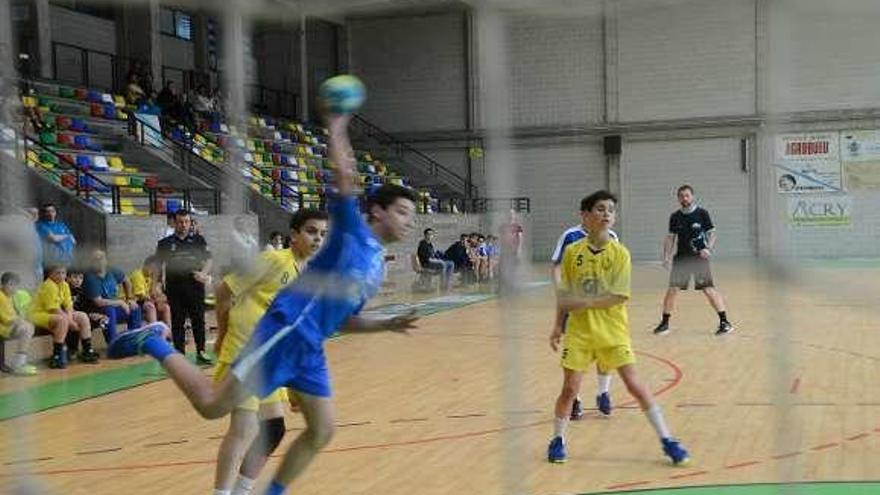 La semifinal entre Teucro y Carballal, de infantiles. // Gonzalo Núñez