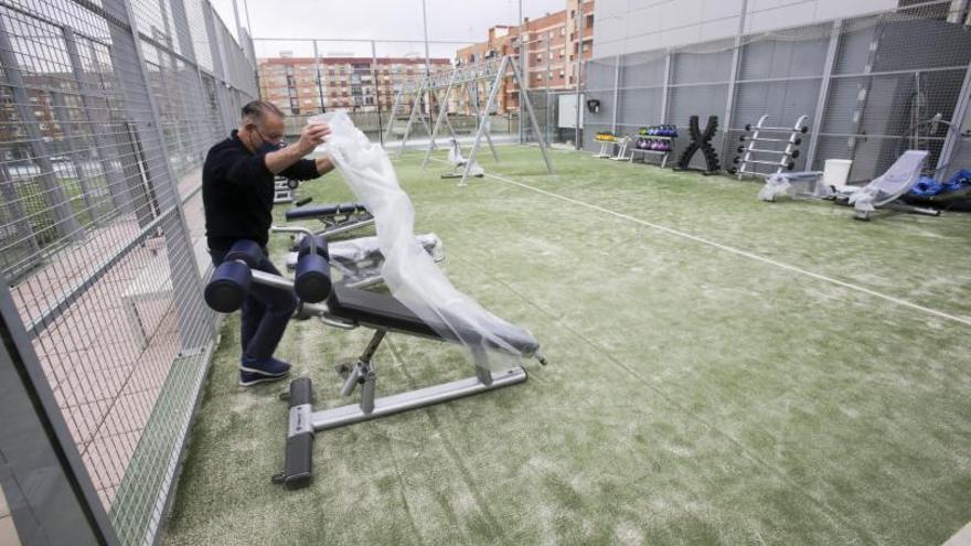 El centro deportivo Atalanta Sport Club ha habilitado espacios para hacer entrenamiento funcional en las pistas de pádel. | EDUARDO RIPOLL