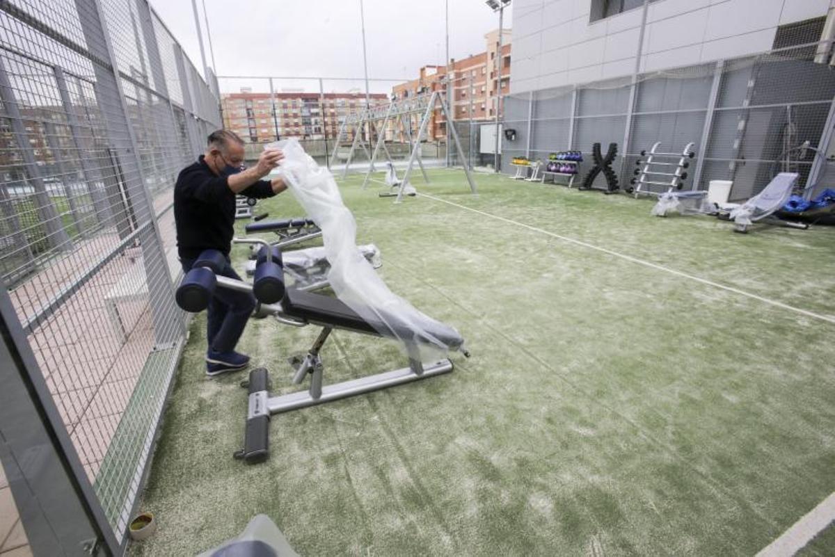 El centro deportivo Atalanta Sport Club ha habilitado espacios para hacer entrenamiento funcional en las pistas de pádel. | EDUARDO RIPOLL