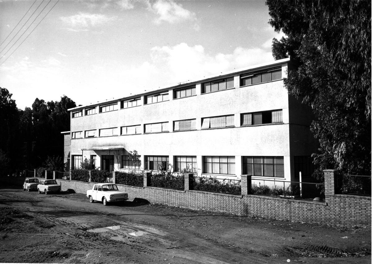 El edificio del Colegio Santísima Trinidad, en una imagen de sus inicios.