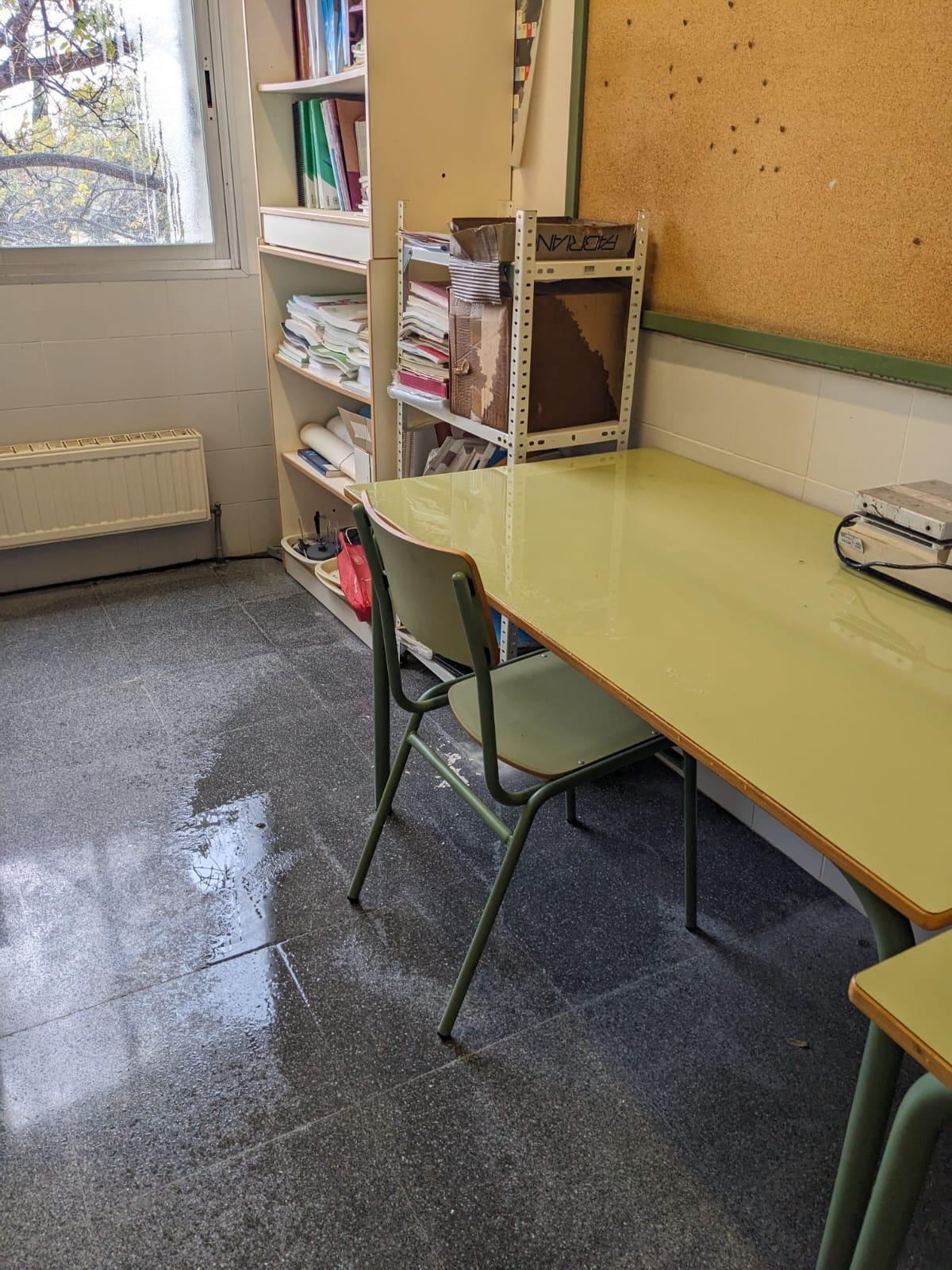 Suelo de un aula mojado por las goteras