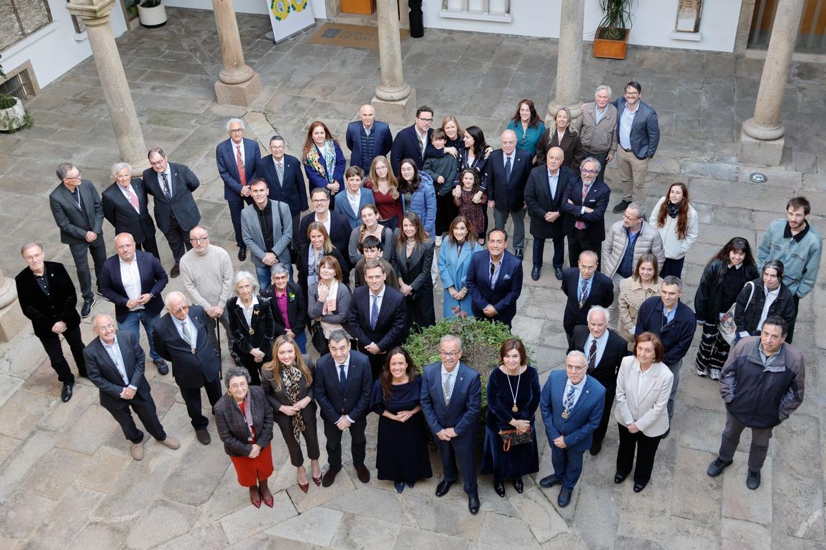La nueva académica, en primera fila, cuarta por la izquierda, minutos antes del acto de ingreso en la RAGC, arropada por autoridades políticas y científicas.