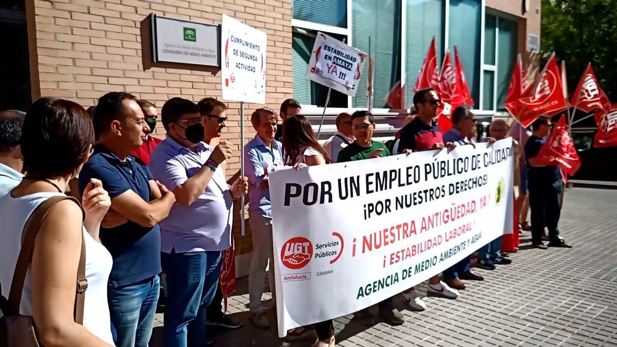 Concentración de los trabajadores de la empresa de Medio Ambiente junto a los responsables de UGT