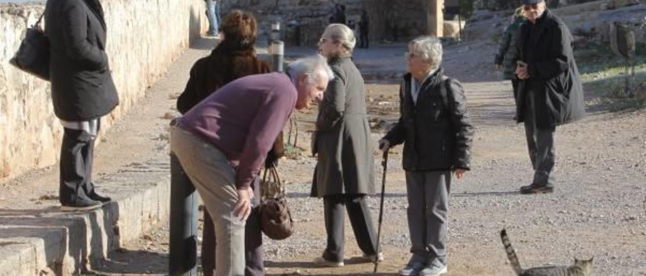 Unas personas mayores en el Castillo de Sagunt.