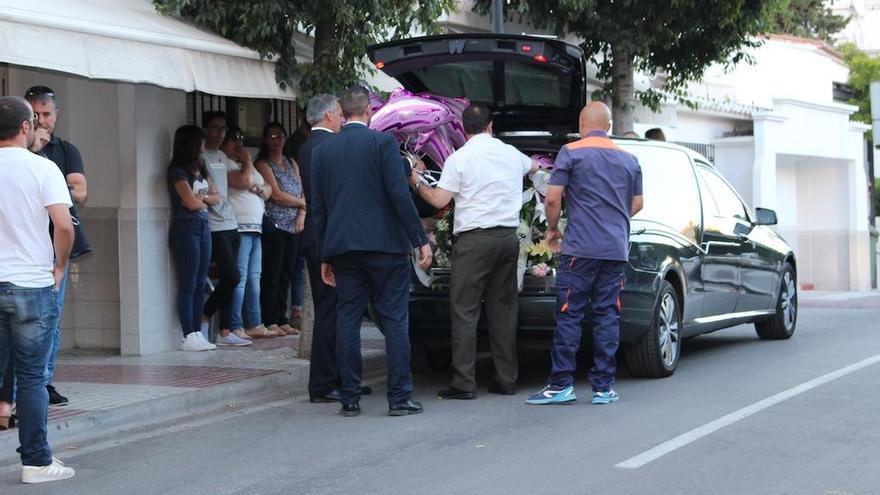 El coche fúnebre en el que ha llegado a Marbella el cuerpo de David Delfín.