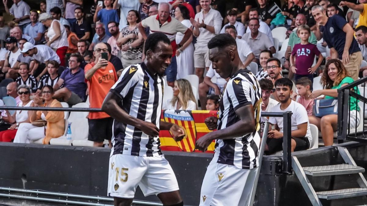 Yac Diori y Kialy Abdoul Koné celebran el gol de este último en el amistoso frente al Valencia de este verano.