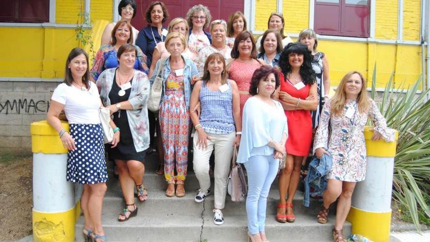 Alumnas de Noreña se reúnen con su maestra de sexto después de 40 años