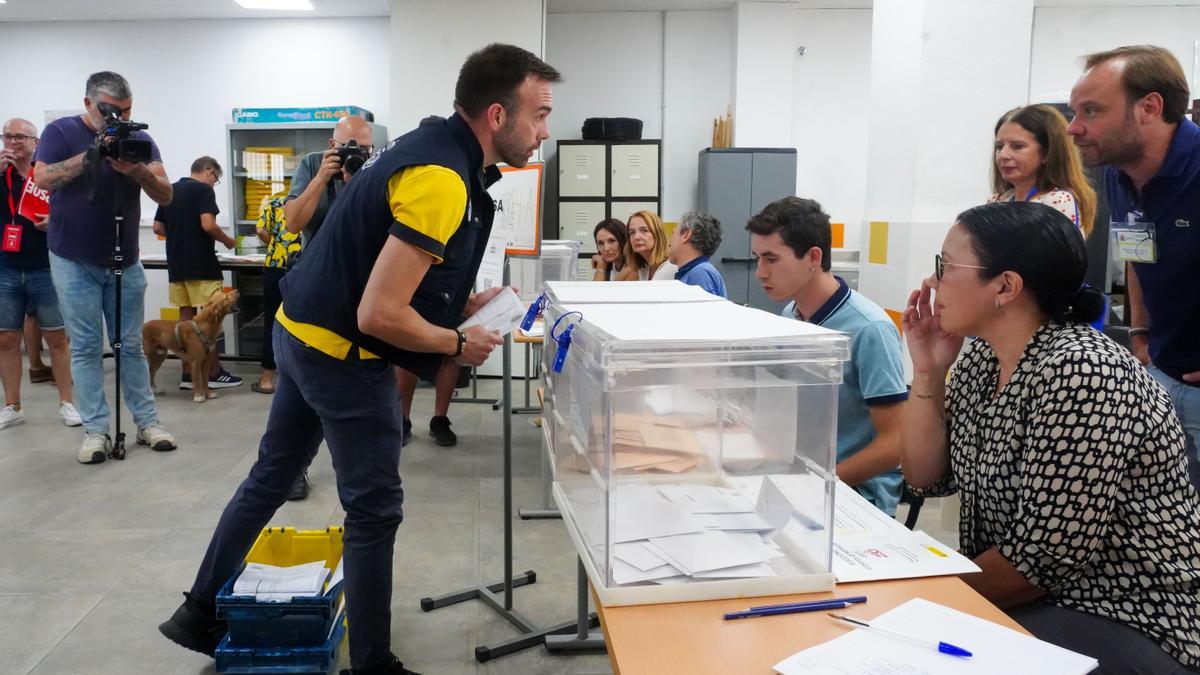 Comienza el reparto del voto por correo mesa por mesa