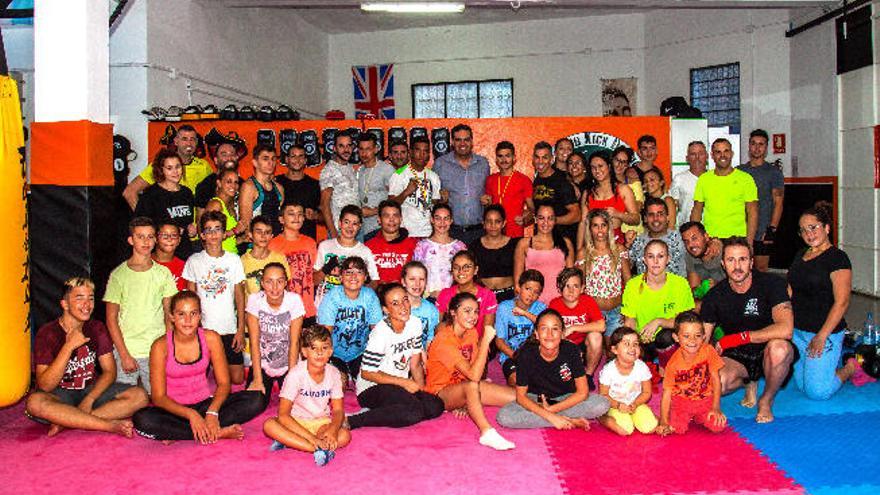 Diego Ojeda visita el Taz Jinámar y el Club El Coleta de kickboxing