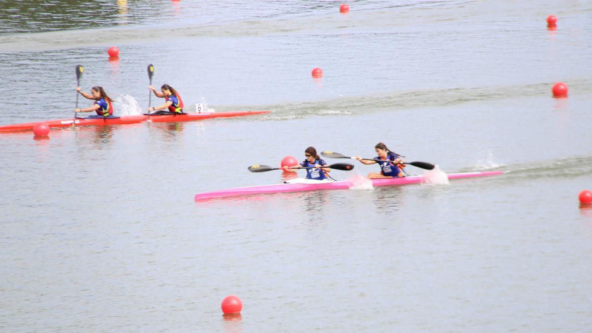 Aitana Garrigues y Valeria Cosmos, a la izquierda, en el K-2 infantil, durante la prueba.