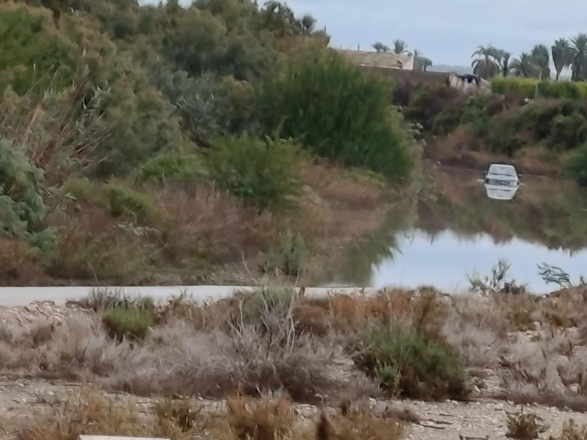 Una imagen donde se ve el camino que quiso cruzar el accidentado y su coche arrastrado por la riada en el Vinalopó