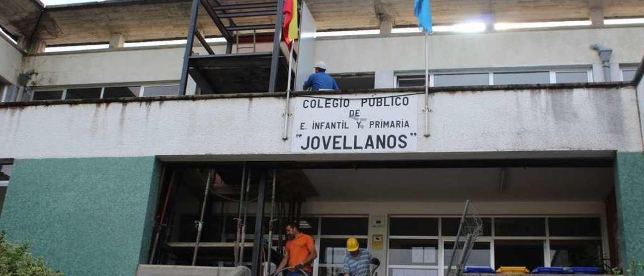 Operarios trabajando esta semana en la instalación de un ascensor en el colegio Jovellanos, en Vegadeo.