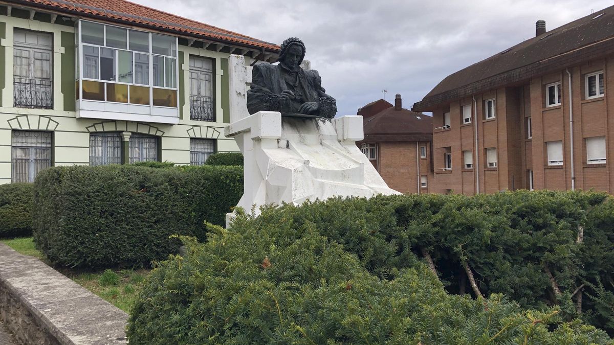 Monumento dedicado al Conde de Campomanes en Tineo.