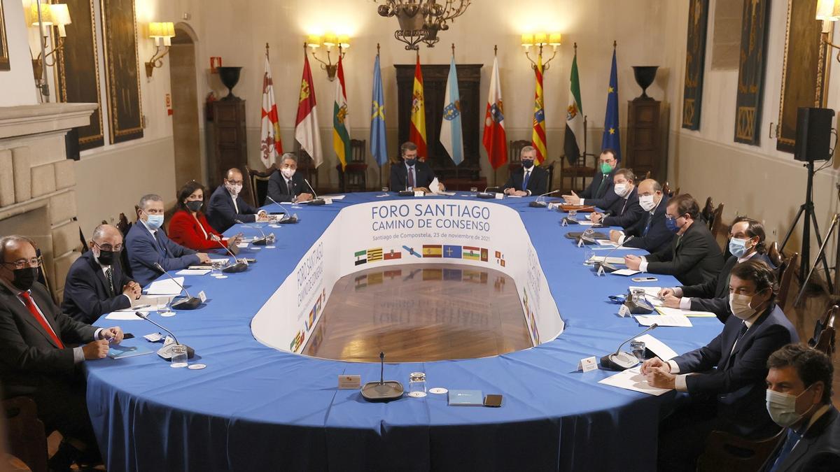 Imagen de la reunión entre los ocho presidentes autonómicos, con Feijóo en la cabecera