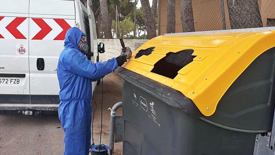 Un operario amplía la boca del contenedor.