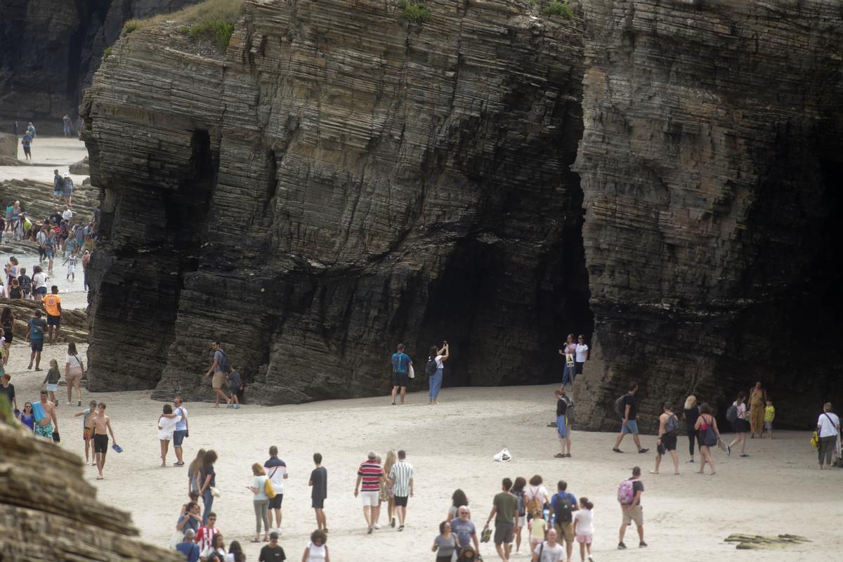 La playa de las Catedrales, en Galicia, cuelga el cartel de completo