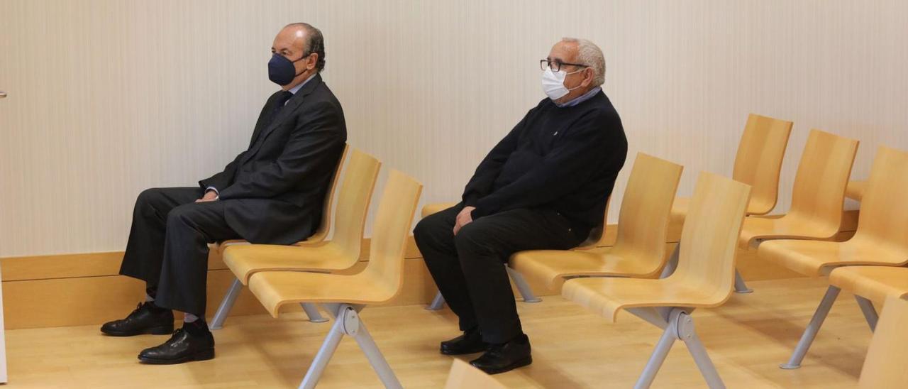 José Joaquín Ripoll y Ángel Fenoll, en la sesión del juicio de este jueves a la que solo asistieron cuatro de los trece acusados.  | ANTONIO AMORÓS