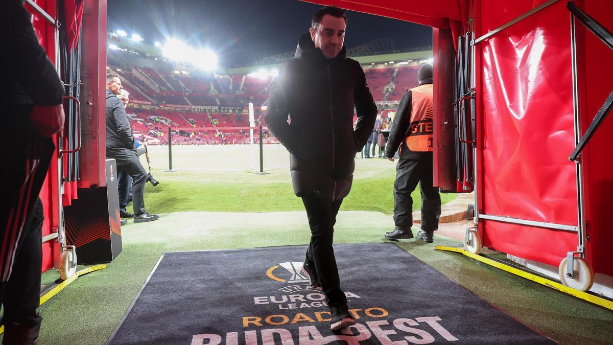 Xavi saliendo de Old Trafford