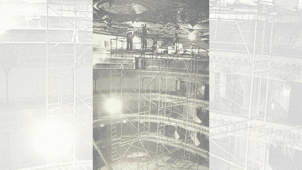 Obras en la sala durante la reforma de Pérez Latorre