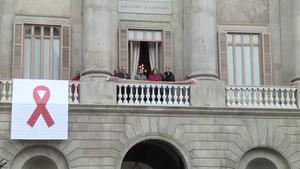 LAjuntament de Barcelona i la Generalitat llueixen tapissos per la sida