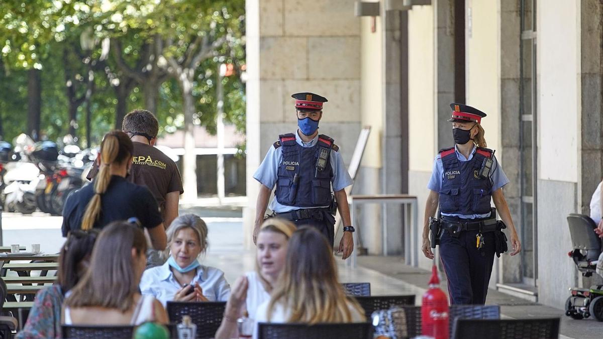 Una parella de Mossos d’Esquadra fent vigilància de seguertat ciutadana al centre de la ciutat de Girona. | MARC MARTÍ