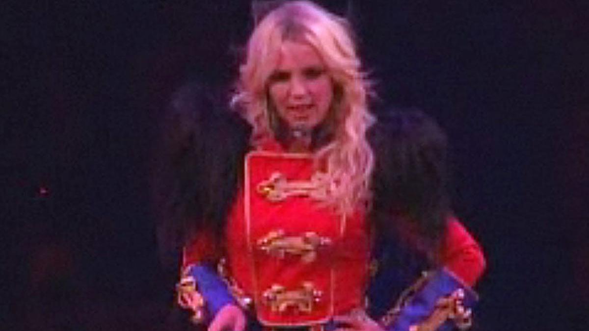 Britney despide a tres bailarines por drogarse